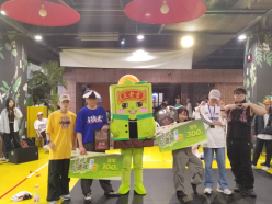 一群人站在室内形貌已自动天生
